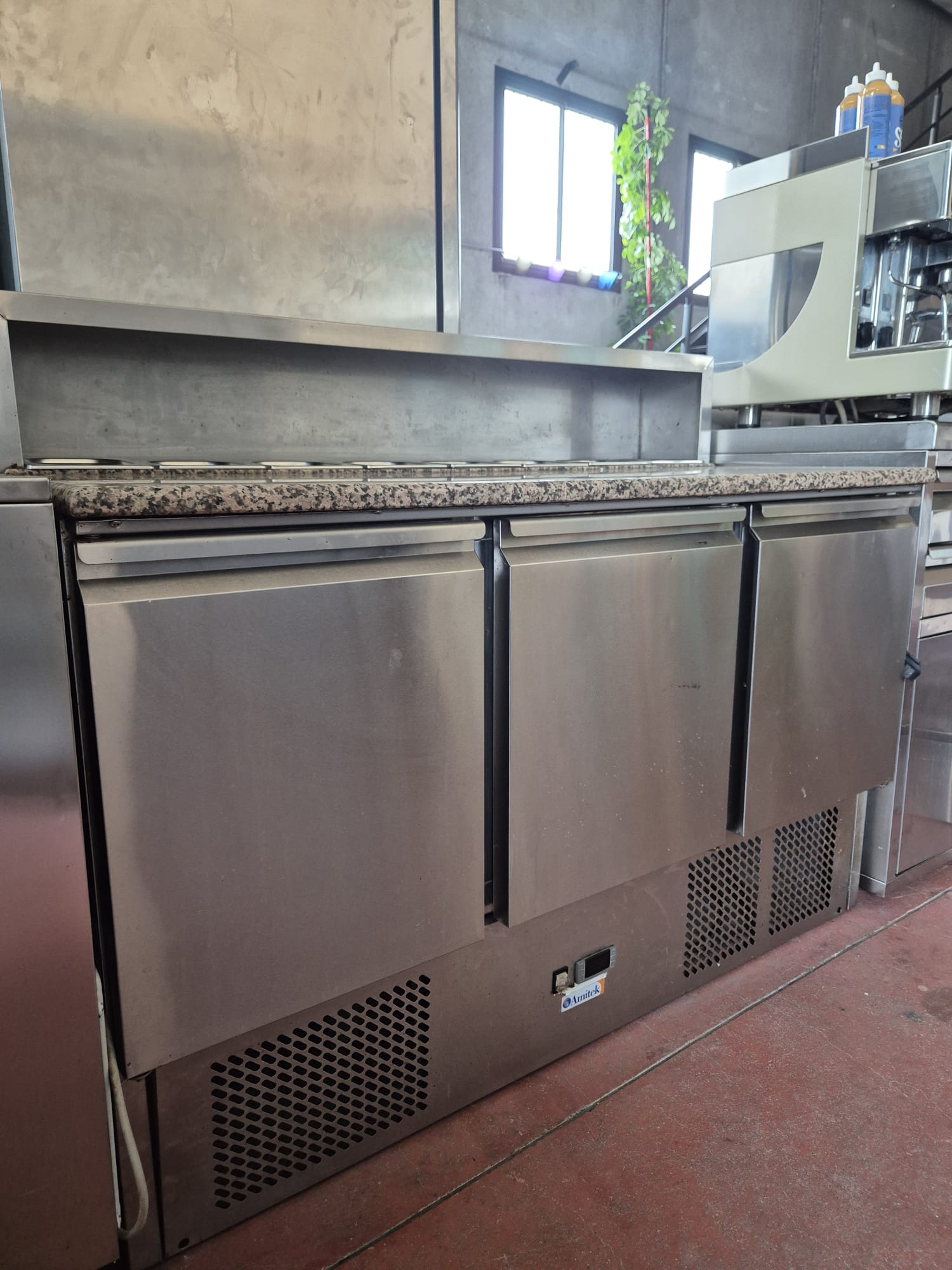 banco pizzeria frigo 3 porte + saladette 8 posti gastronorm (incluse) banco pizzeria frigo 3 porte + saladette 8 posti gastronorm (incluse)